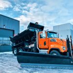 Épandeur avec cylindre dompeur et porte arrière